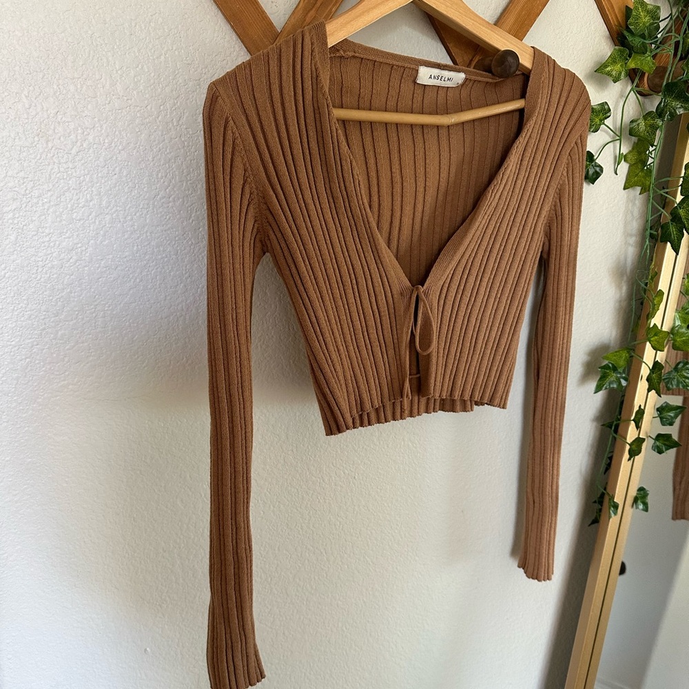Long sleeve cropped top. Front tie